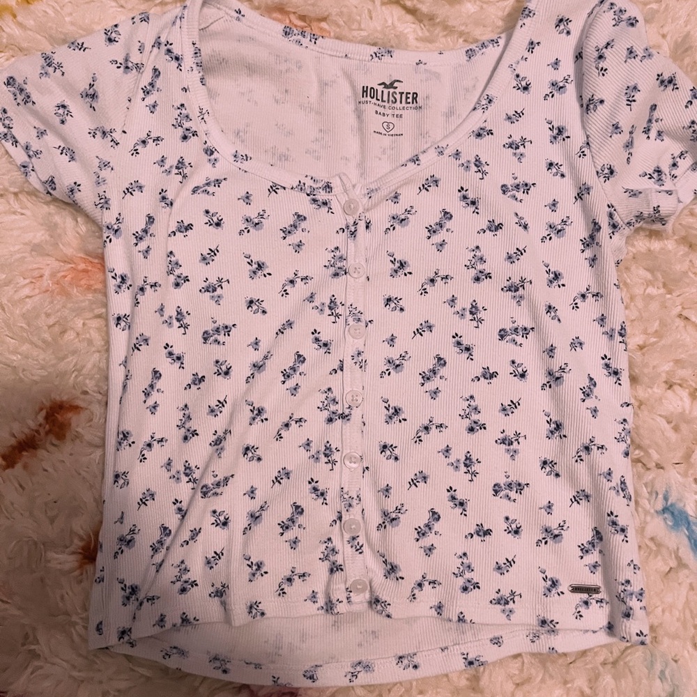 These are the cutest summer tops from Hollister!! Super cheap and affordable 💗 - Picture 3 of 3